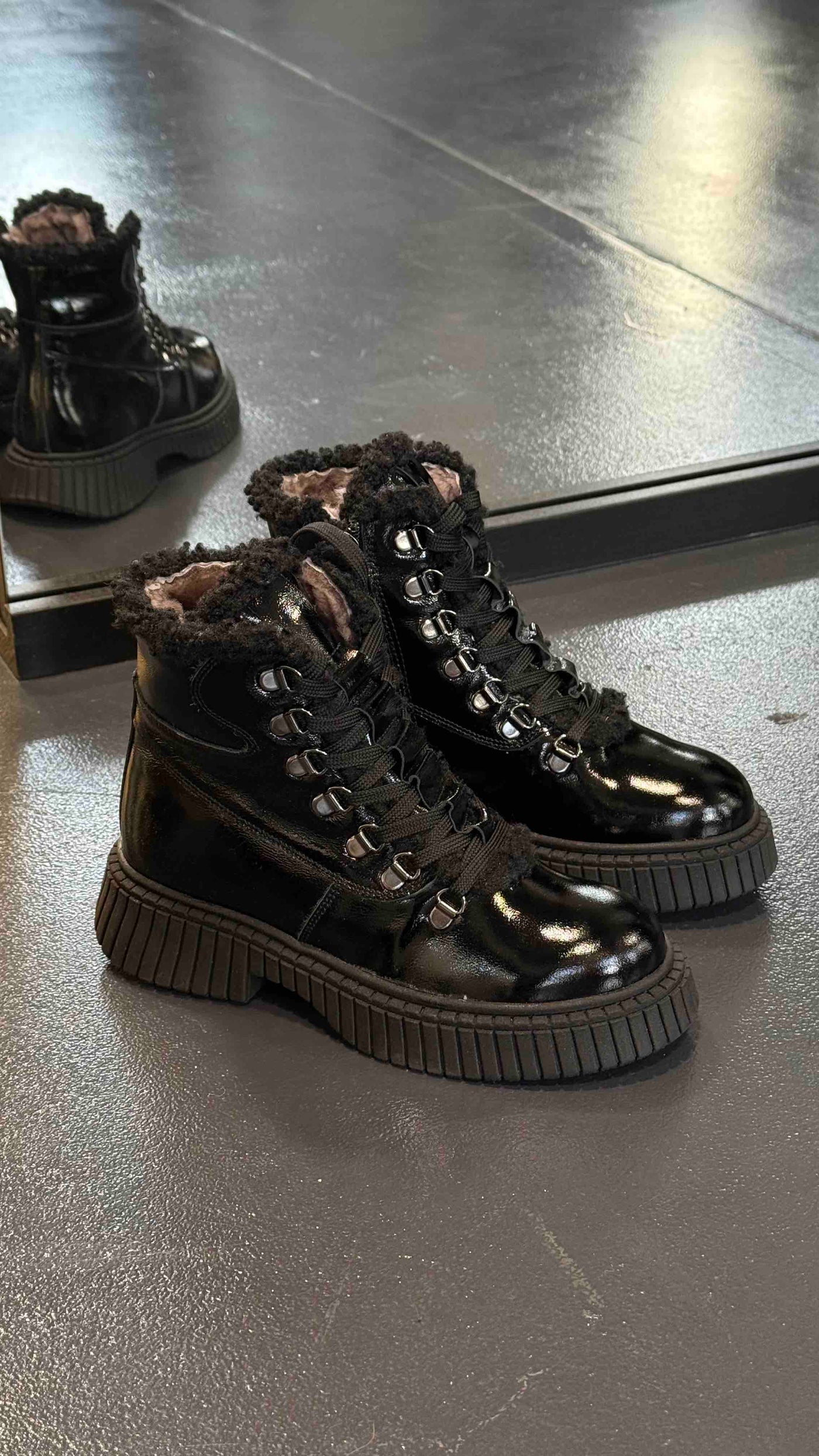 Glow Winter Black