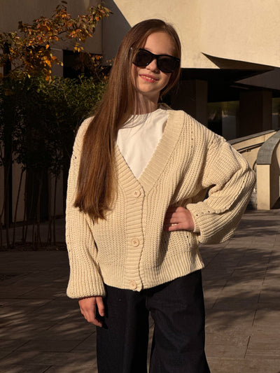 Lublu Cardigan auf beige Tasten