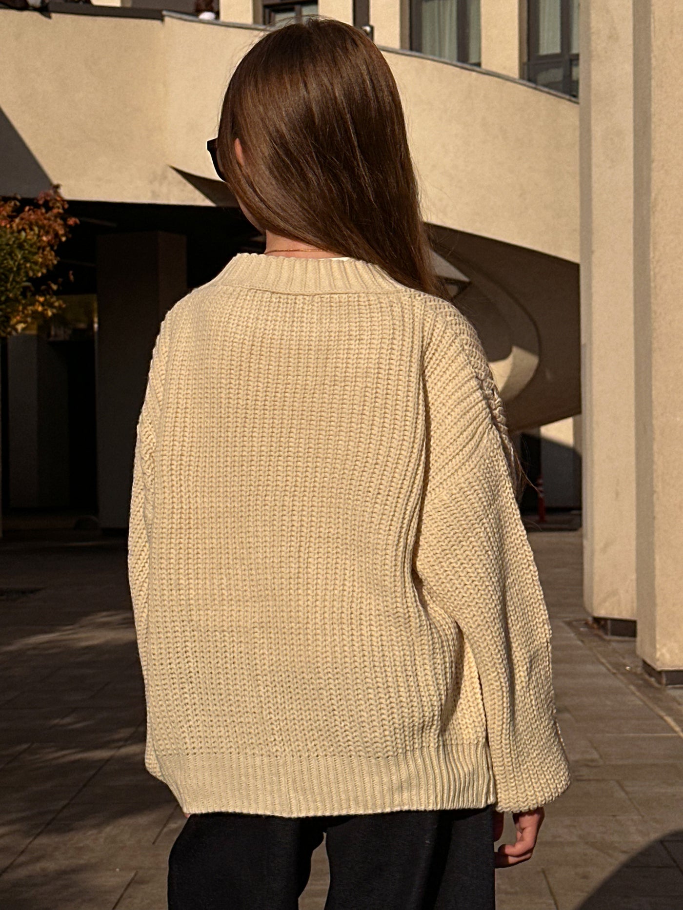 Lublu Cardigan auf beige Tasten